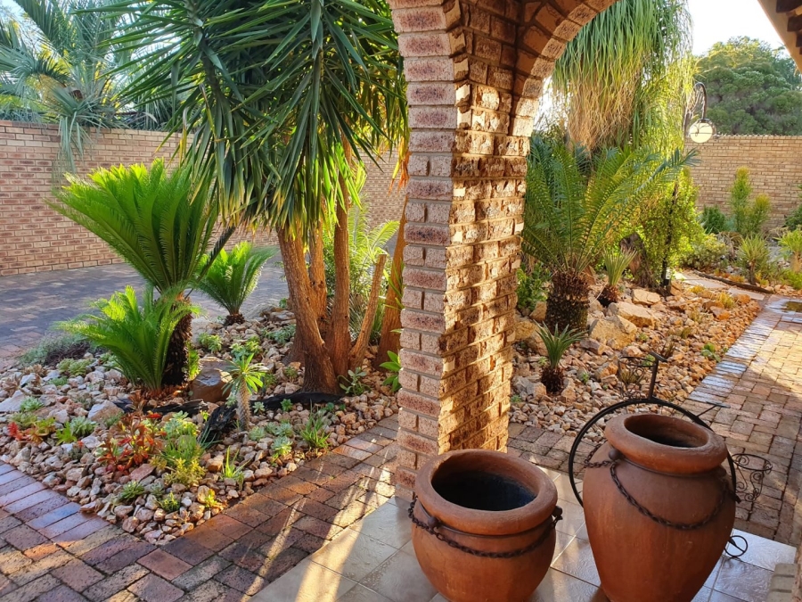 6 Bedroom Property for Sale in Flimieda North West